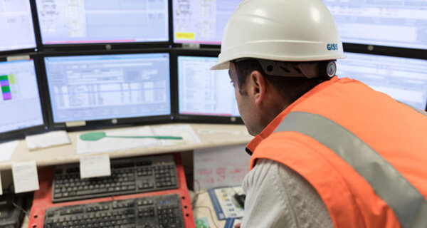 collaborateur au synoptique usine d'aliments