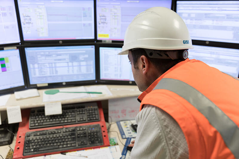 collaborateur au synoptique usine d'aliments