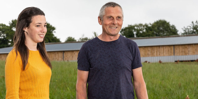 technicien et adhérent sur le parcours de poules pondeuses